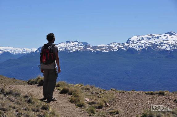 Parada para admirar a paisagem na volta do cume do Cerro Piltriquitrón, em El Bolsón, na Argentina